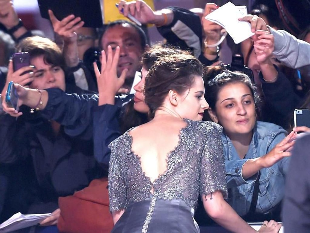 Fans machen Selfies von Kristen Stewart in Venedig. Foto: Claudio Onorati
