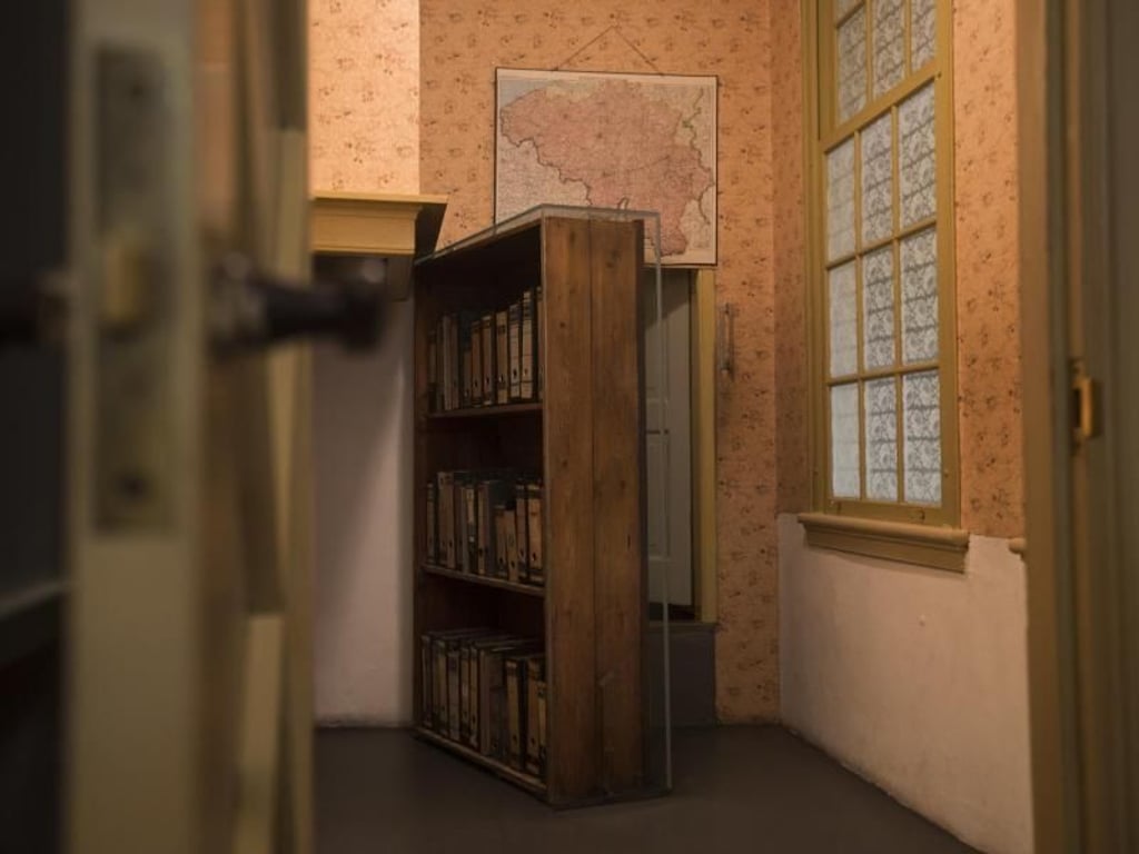 Der Durchgang zu einem geheimen Anbau im neu renovierten Anne-Frank-Haus in Amsterdam. Foto: Peter Dejong