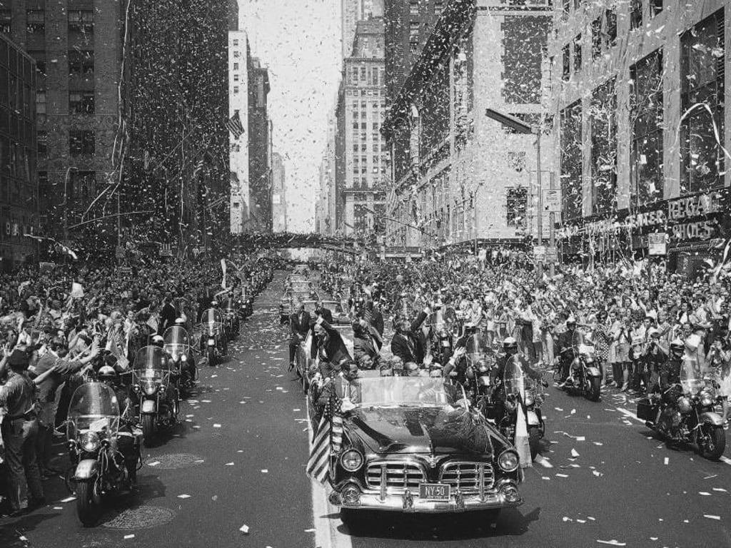 Buzz Aldrin (erstes Auto l-r), Michael Collins und Neil Armstrong werden nach ihrer Rückkehr bei einer Parade auf der 42nd Street in New York im August 1969 gefeiert. Foto: AP