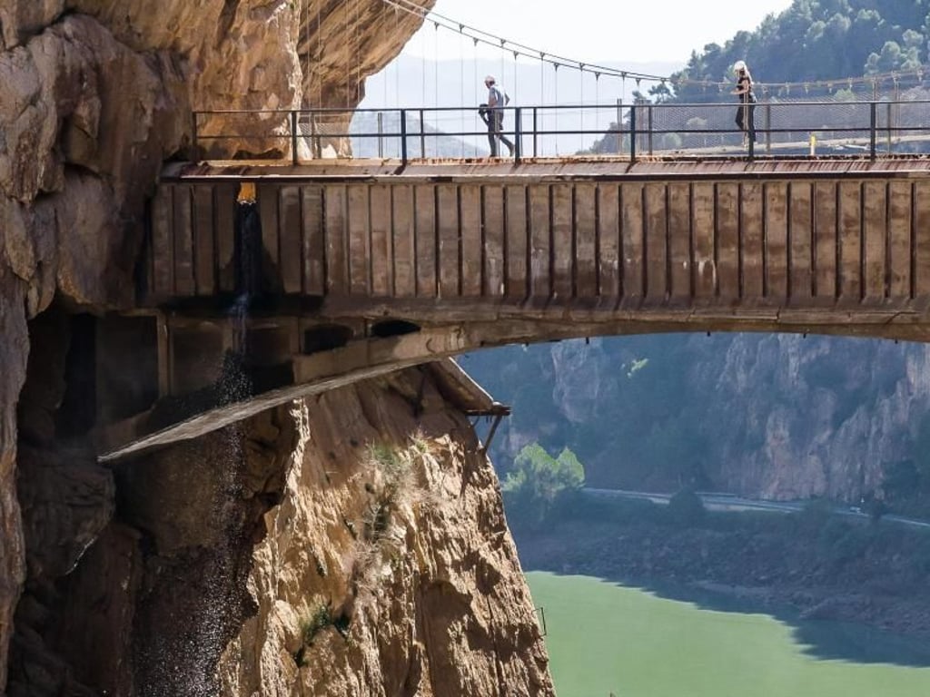 Höhepunkt einer Begehung des Caminito del Rey ist die Hängebrücke am Ausgang der Schlucht. Links fällt ein Wasserfall in die Schlucht hinab, im Hintergrund sieht man die Talsperre. Foto: Philipp Laage