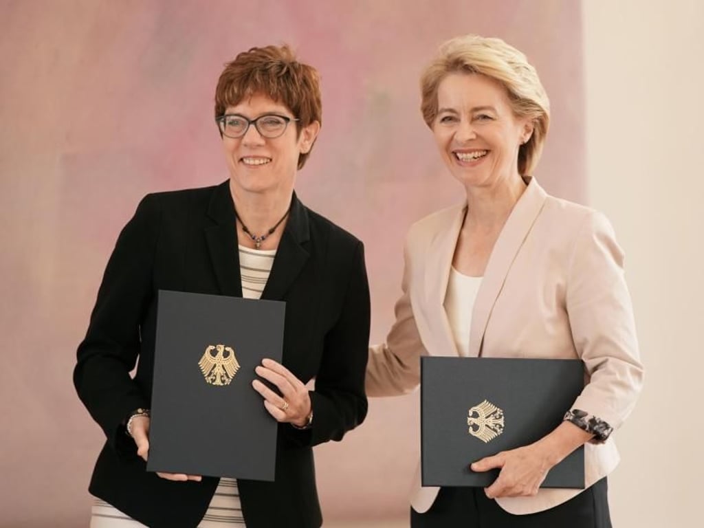 Stabwechsel: Die neue Verteidigungsministerin Annegret Kramp-Karrenbauer (l.) mit ihrer Vorgängerin Ursula von der Leyen. Foto: Michael Kappeler