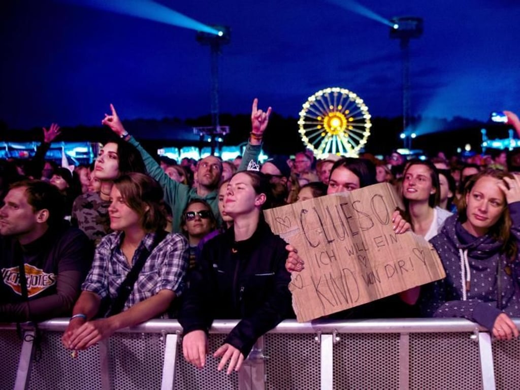 "Clueso. Ich will ein Kind von Dir!": Gut gelaunte Fans so weit das Auge reicht. Foto: Sebastian Gollnow