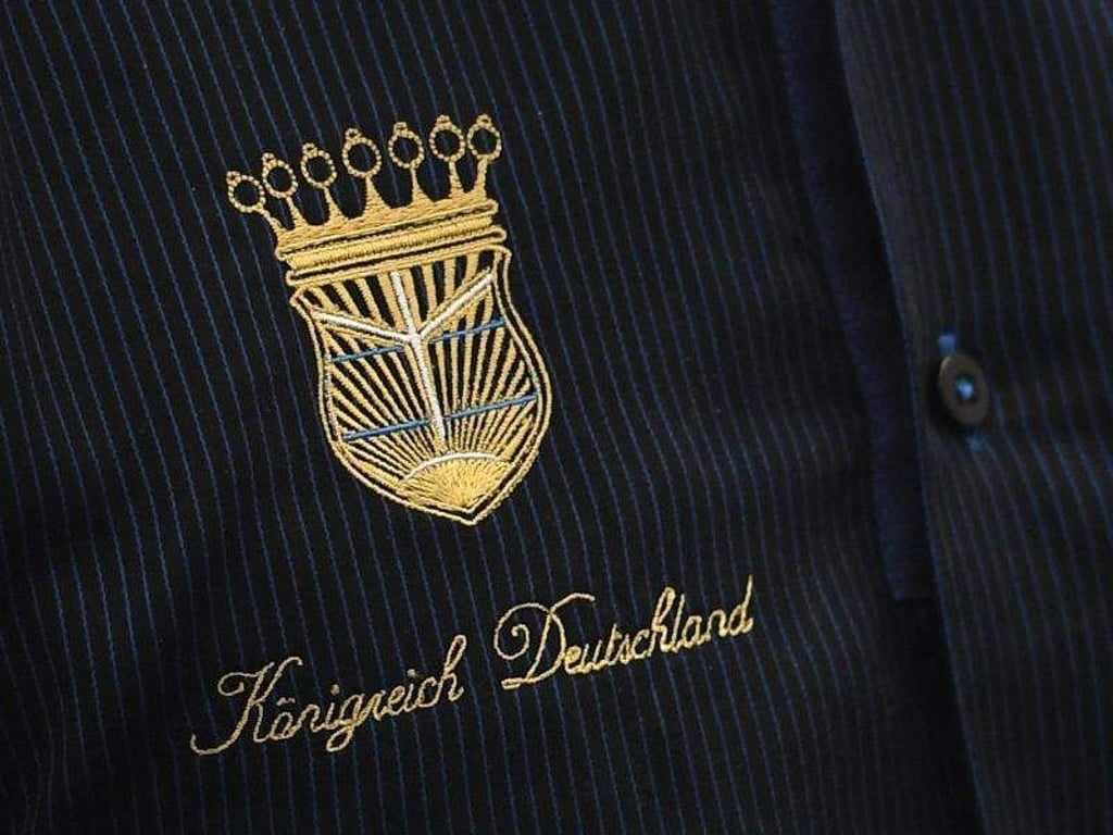 "Königreich Deutschland" steht eingestickt auf dem Hemd. Foto: Hendrik Schmidt