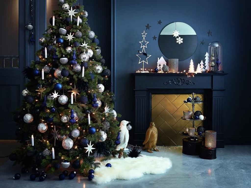 Ein Fell unter dem Kamin, Pinguinfiguren daneben - Motive aus der Arktis und Antarktis liegen zu diesem Weihnachtsfest im Trend. Foto: Depot