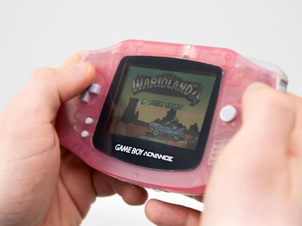 Spätere Modelle des Game Boy, hier ein Game Boy Advance, haben bereits Farbdisplays und aufladbare Akkus. Foto: Andrea Warnecke
