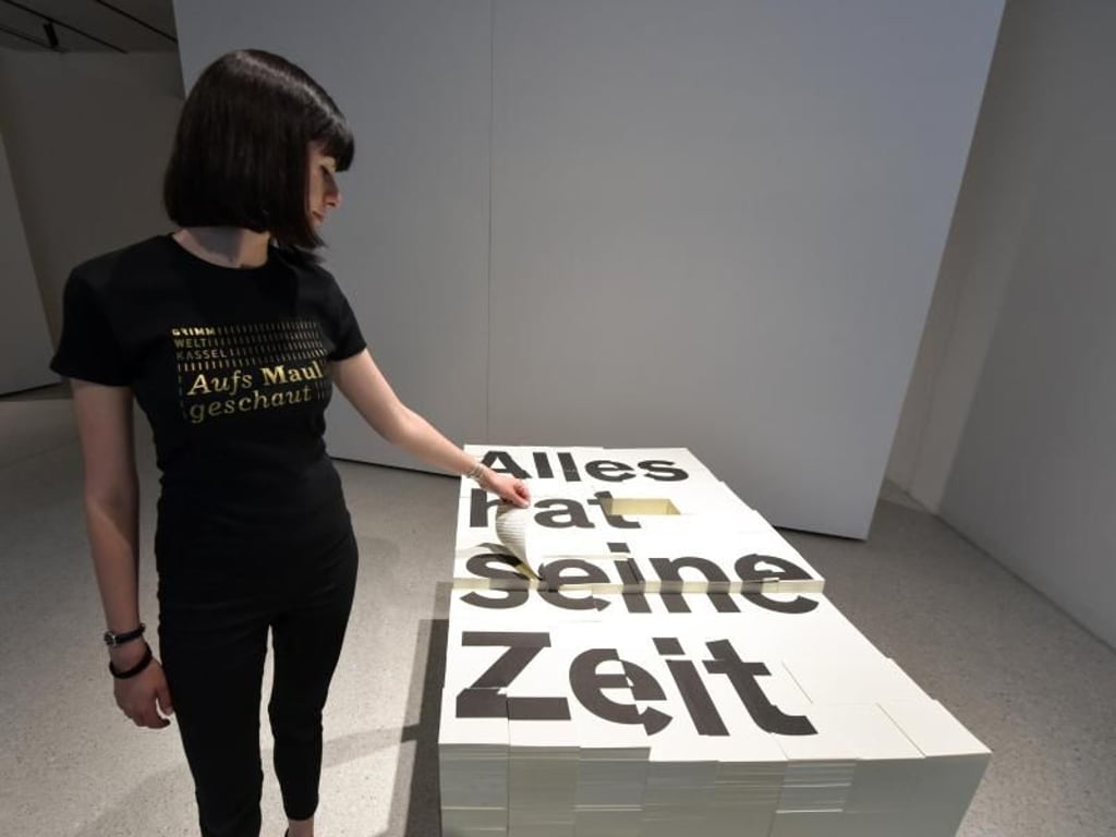 Installation zur Redewendung «Alles hat seine Zeit». Foto: Uwe Zucchi
