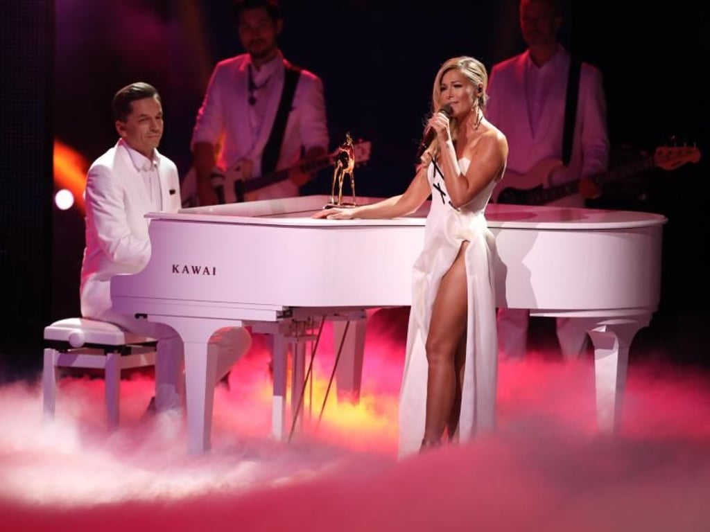 Das Kleid von Bambi-Preisträgerin Helene Fischer ist ganz schön hochgeschlitzt. Foto: Jörg Carstensen