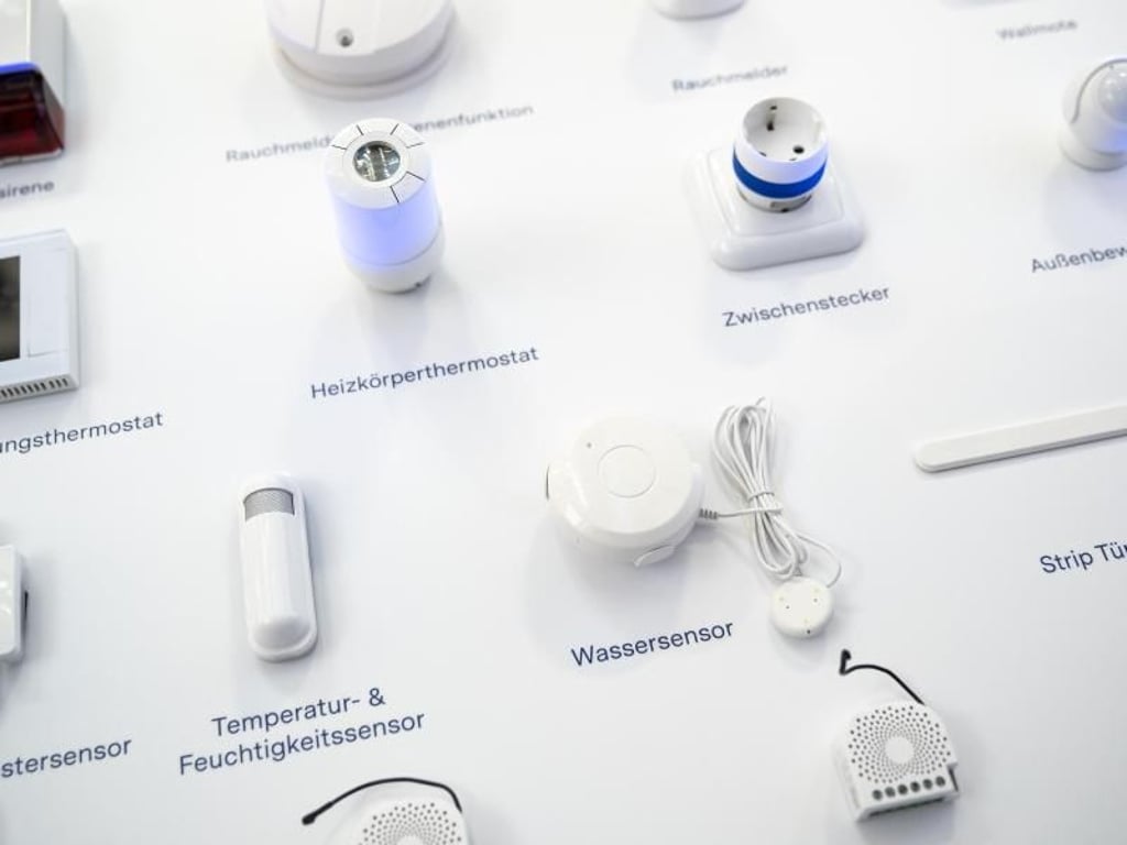 Ein Smart Home machen längst nicht nur die großen Geräte aus: Genau so wichtig sind Thermostate, Stecker, Sensoren - alle miteinander vernetzt und zentral steuerbar. Foto: Florian Schuh