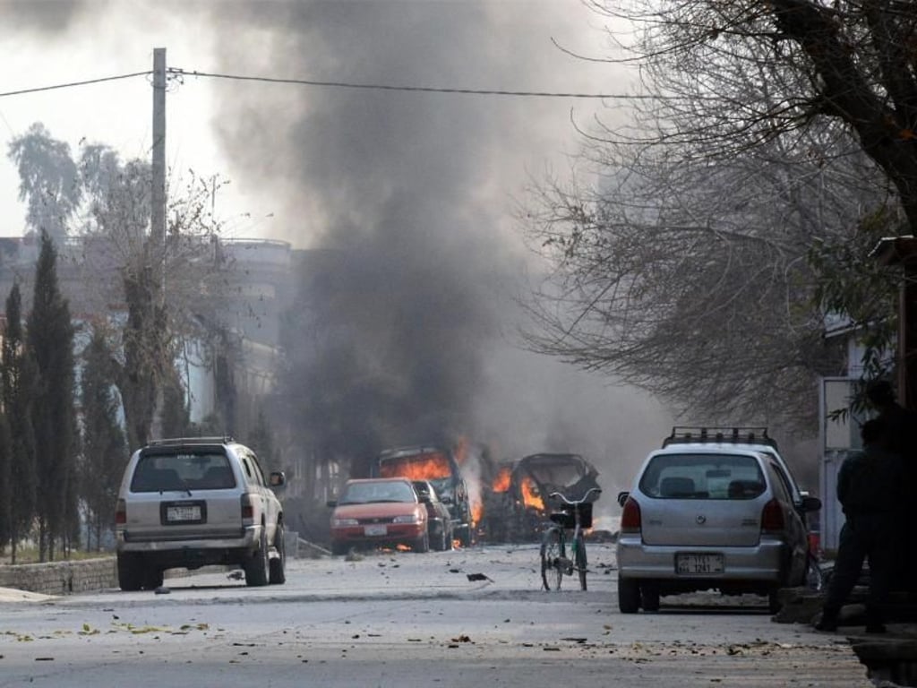 Autos brennen nach dem Überfall in Dschalalabad. Foto: AP