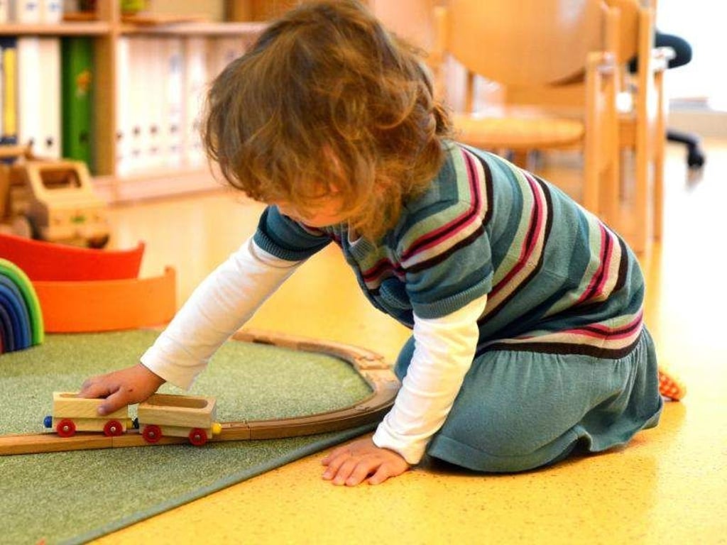 Es muss nicht immer Tablet oder Mp3-Player sein: Auch die Klassiker wie diese Holzeisenbahn sind bei Kindern immer noch beliebt. Foto: Caroline Seidel