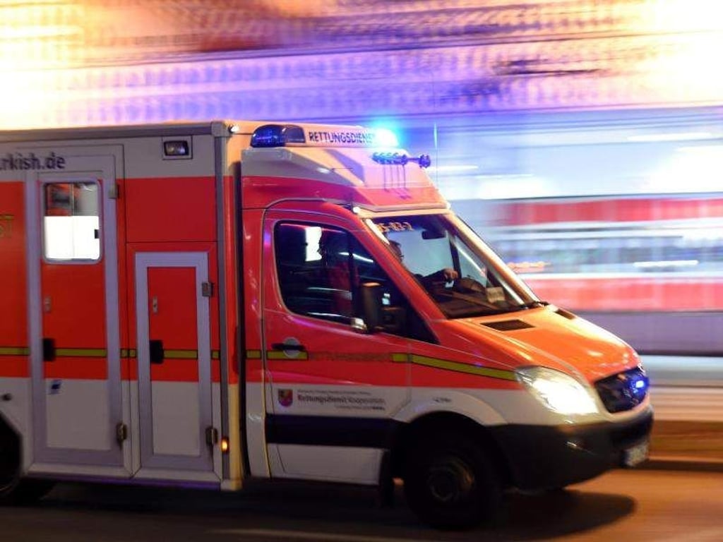 Ein Rettungswagen fährt zu einem Einsatz. Foto: Carsten Rehder/Archiv