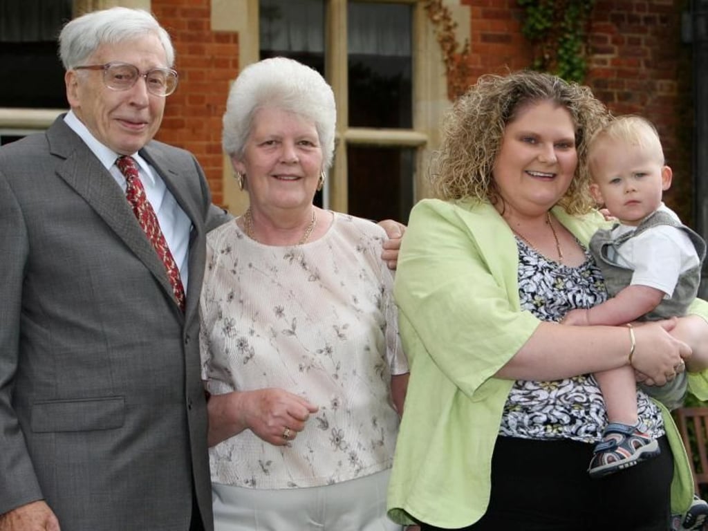 Robert Edwards, IVF-Pionier und Nobelpreisträger, Lesley Brown, Mutter von Louise, und Louise Brown, der erste durch In-Vitro-Fertilisation gezeugte Mensch, mit ihrem Kind im Arm (v.l.n.r.). Foto: Chris Radburn, PA