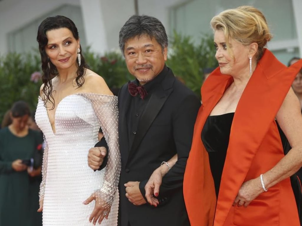 Der Regisseur und seine Hauptdarstellerinnen: Kore-eda Hirokazu mit Juliette Binoche und Catherine Deneuve. Foto: Joel C Ryan/Invision/AP