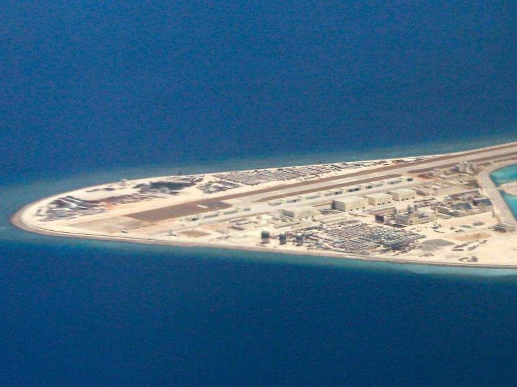 Gebäude und ein Flugzeug-Landeplatz im April auf dem künstlichen Subi Reef in der Spratly-Inselgruppe im Südchinesischen Meer. Foto: Francis Malasig