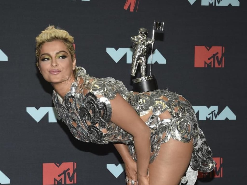 Bebe Rexha balanciert den «Moonman». Den gab es für das beste Tanzvideo. Foto: Evan Agostini/Invision/AP
