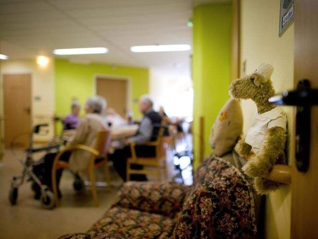 Für stark pflegebedürftige Senioren ist ein Pflegeheim oft die beste Alternative: Wohnen, Essen, Unterstützung bei der Körperpflege und medizinische Betreuung erfolgen hier aus einer Hand. Foto: Arno Burgi