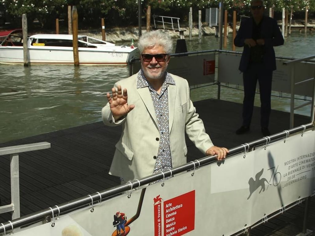 Pedro Almodóvar trifft auf dem Lido ein. Foto: Joel C Ryan/Invision/AP