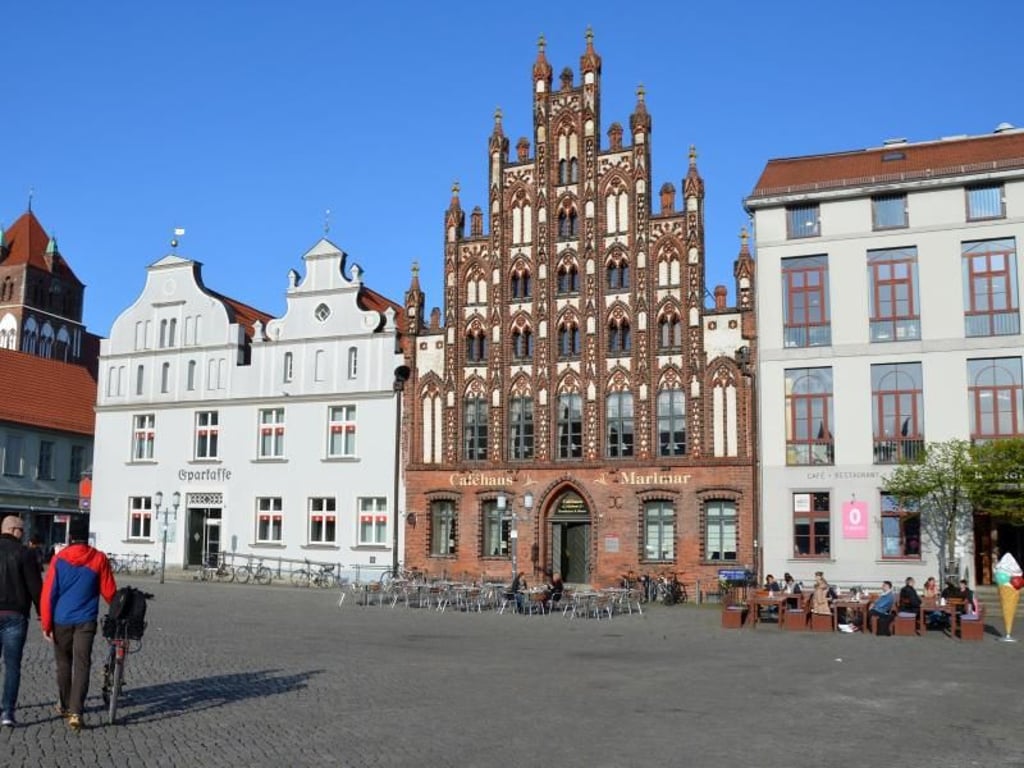 Geburtsstadt von Caspar David Friedrich: Am Marktplatz von Greifswald stehen noch viele eindrucksvolle gotische Giebelhäuser. Foto: Andreas Heimann