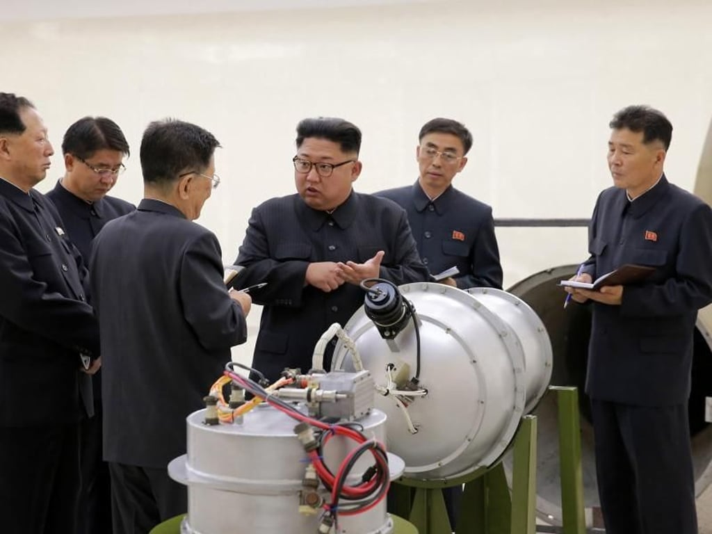 Kim Jong Un neben einem Sprengkopf: Jetzt will Nordkoreas Staatschef Gespräche statt Raketentests. Foto: KCNA via KNS