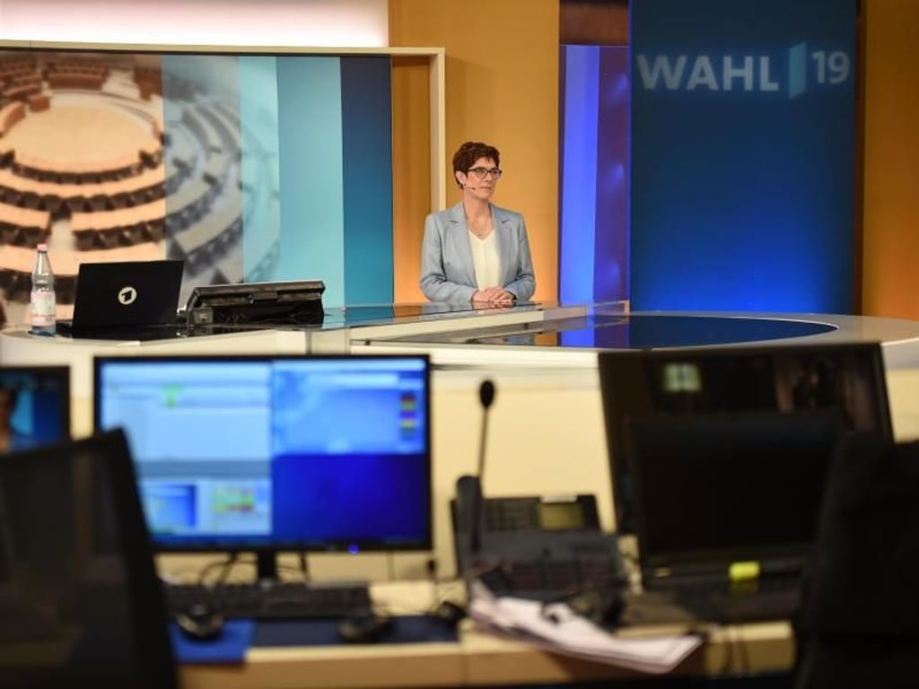 Annegret Kramp-Karrenbauer, Parteivorsitzende der CDU, steht während einer Schalte im Wahlstudio der ARD. Foto: Gregor Fischer