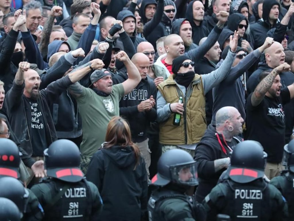 Am Montagabend standen 6000 Demonstranten aus dem eher rechten Spektrum, darunter gewaltbereite Neonazis und Hooligans, etwa 1500 Gegendemonstranten gegenüber - dazwischen knapp 600 Polizisten. Foto: Jan Woitas