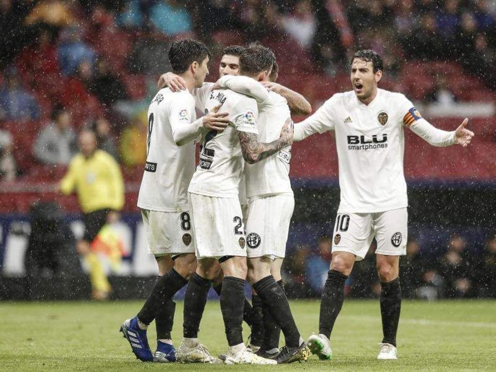 Die Mannschaft von Atletico Madrid feiert einen Treffer im Spiel gegen den FC Valencia. Foto: Enrique de la Fuente/gtres/dpa