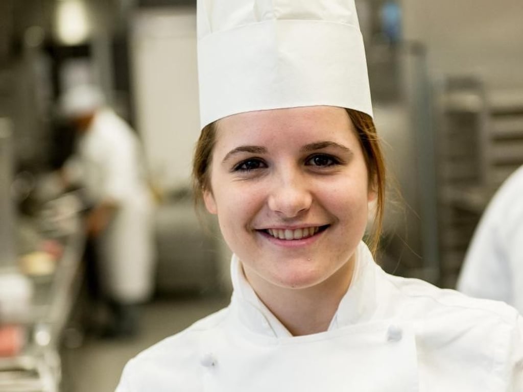 Azubi Tabea Herkle ist mit ihrer Lehre zur Köchin sehr zufrieden. Doch wer sich dafür entscheidet, muss sich klar sein: Arbeit an den Wochenenden und an Feiertagen gehört dazu.
Herkle lernt Köchin im Mövenpick Hotel in Stuttgart. Foto: Daniel Maurer