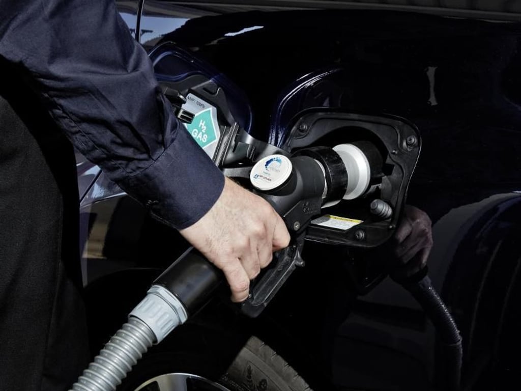 Gewohntes Prinzip statt langer Steckerpausen: Wasserstoff zu tanken dauert in der Regel genauso lange wie der Tankvorgang beim Benziner oder Diesel. Foto: Harald Dawo/Toyota