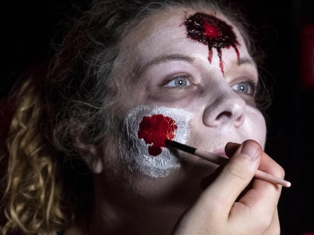 Schritt 3: Flüssiges Kunstblut auf die Wunde tupfen. Foto: Fabian Sommer