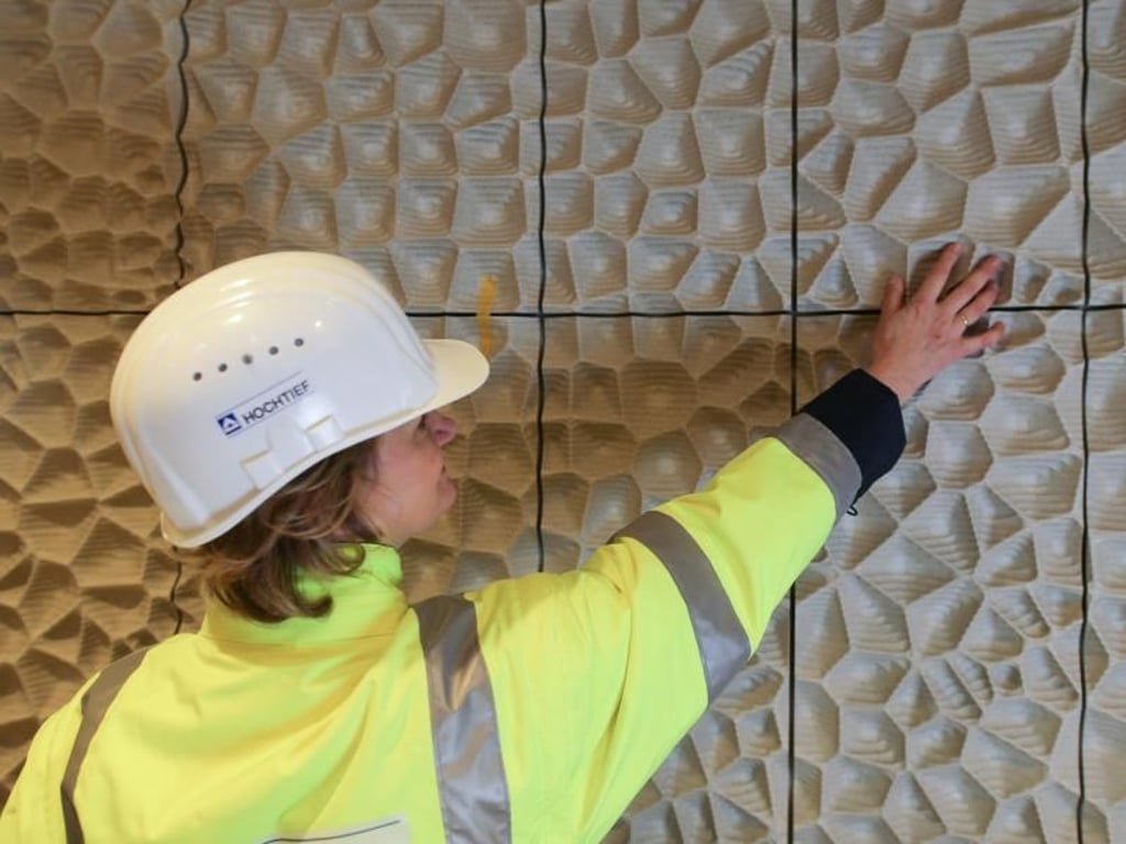 10 000 reliefartig gefräste Gipsfaserplatten auf 6000 Quadratmetern. Foto: Axel Heimken