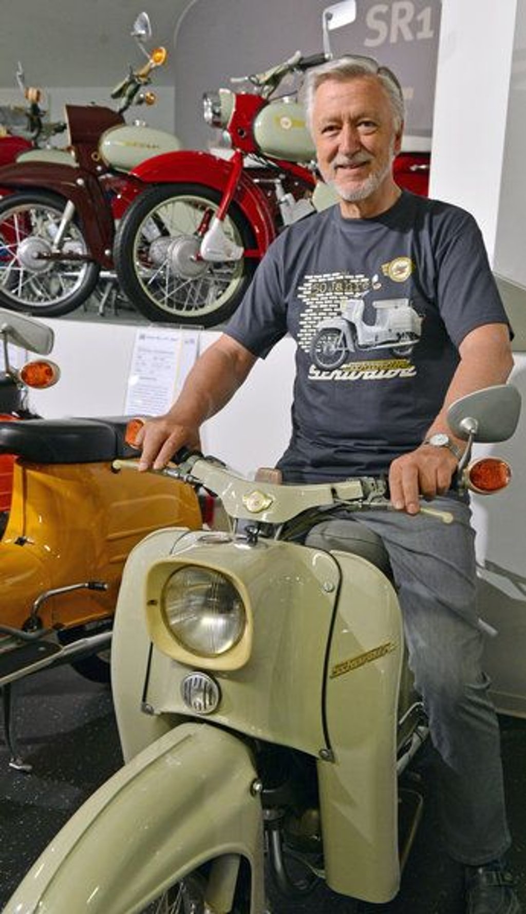 ARCHIV - Auf einer Simson Schwalbe sitzt Museumsleiter, Dipl. Ing. Joachim Scheibe, am 04.06.2014 im Fahrzeugmuseum in Suhl (Thüringen). Der DDR-Zweiradklassiker «Schwalbe» wird Anfang Juli gefeiert. Foto: Martin Schutt/dpa (zu dpa-KORR. vom 02.07.2014) +++(c) dpa - Bildfunk+++