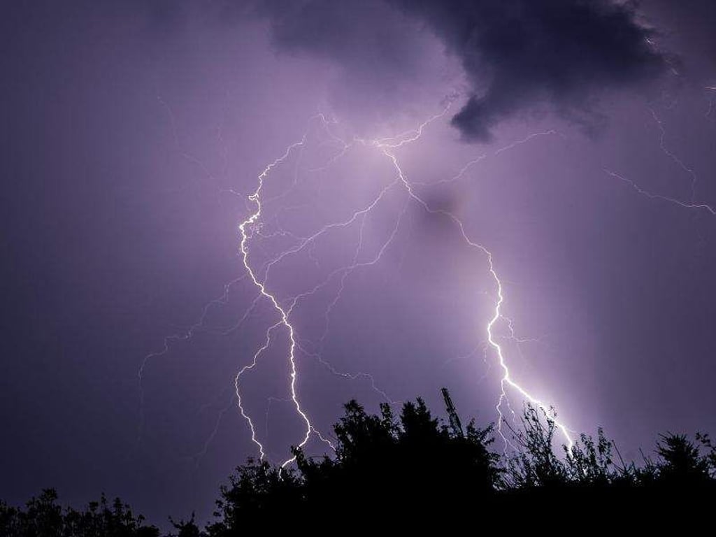 Blitze zucken am Himmel über Magdeburg (Sachsen-Anhalt). Foto: Lukas Schulze/Archiv