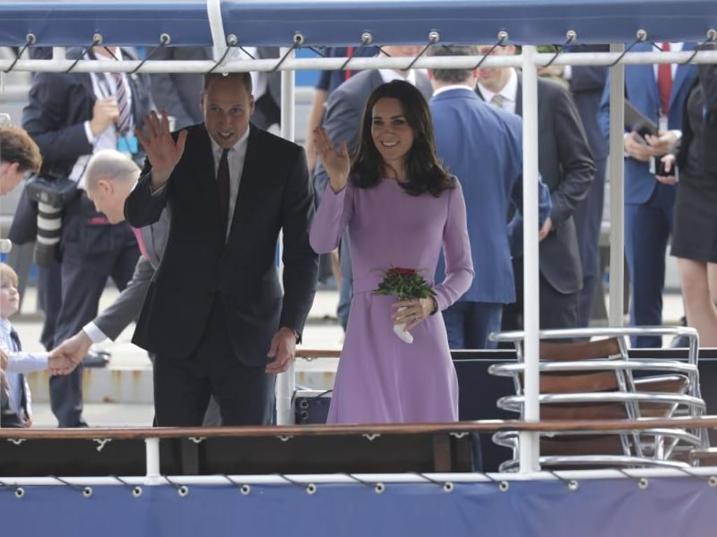 Prinz William und Herzogin Kate auf einer Barkasse auf der Elbe. Foto: Kay Nietfel d