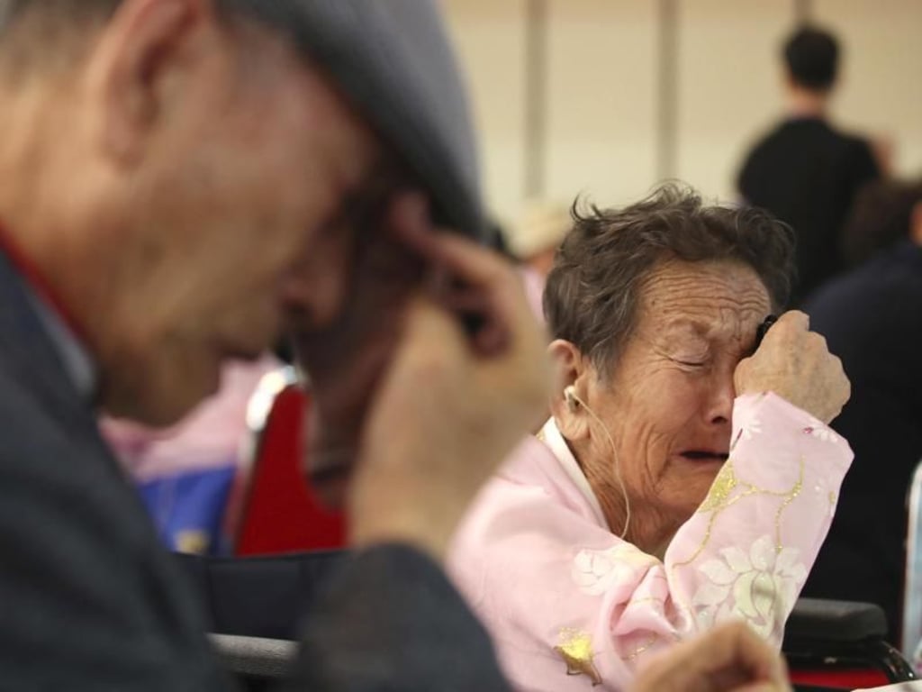 Die Nordkoreanerin Ahn Kil Ja (85) und ihr Bruder Choi Sung-taek (82) aus Südkorea weinen als sie sich wiedersehen. Foto: KOREA POOL/AP