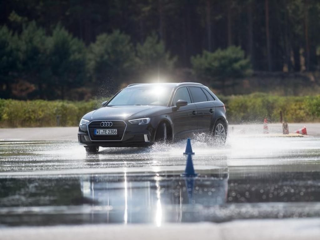 Verschärfte Bedingungen: Slalomfahren auf rutschigem Terrain braucht einiges an Übung. Foto: Klaus-Dietmar Gabbert