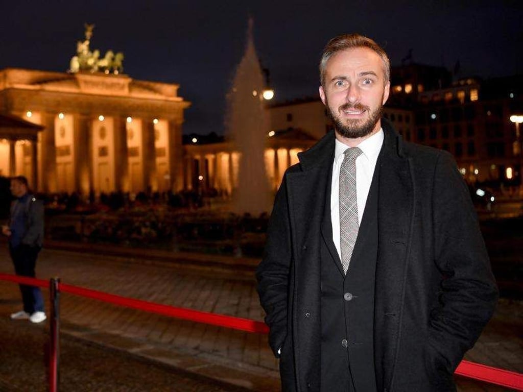 Jan Böhmermann hat Kanzlerin Angela Merkel wegen ihrer kritischen Einschätzung seines «Schmähgedichts» auf den türkischen Präsidenten Recep Tayyip Erdogan verklagt. Foto: Britta Pedersen