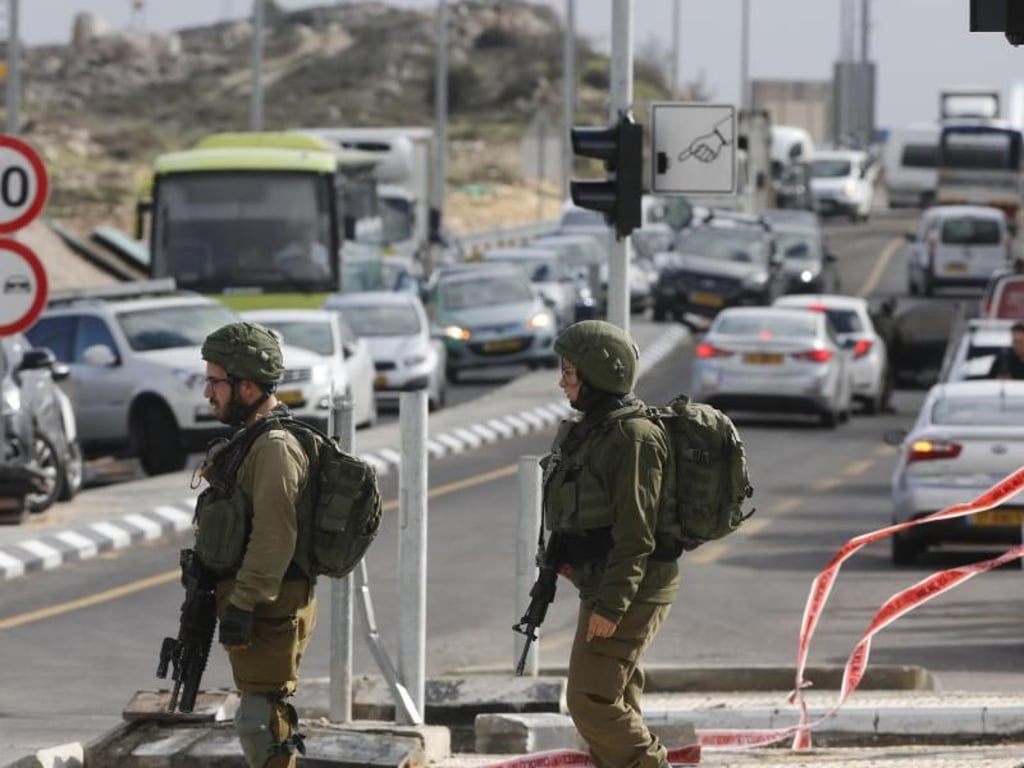 Der Angreifer soll das Feuer an einer Bushaltestelle nördlich von Jerusalem eröffnet haben. Foto: Nasser Shiyoukhi/AP