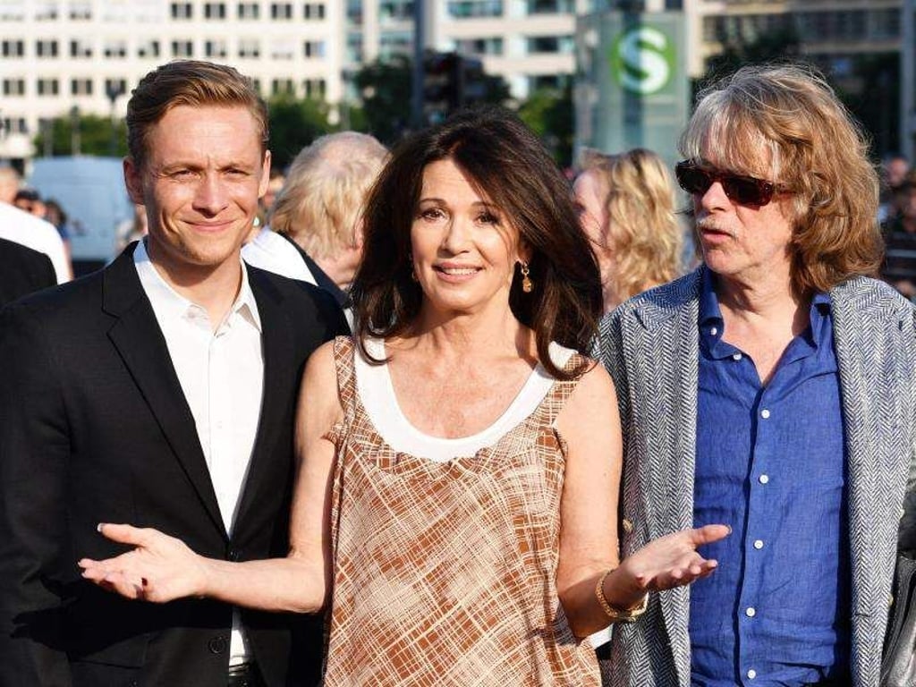 Die Schauspieler Matthias Schweighöfer (l-r), Iris Berben und Komiker Helge Schneider bekamen ihren eigenen Stern auf dem Boulevard der Stars am Potsdamer Platz in Berlin. Foto: Jens Kalaene