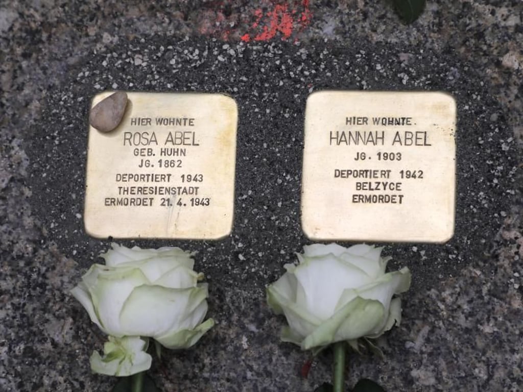 Inmitten der aktuellen Empörung über die Vorgänge in Chemnitz verlegt der Kölner Künstler Gunter Demnig 19 neue Stolpersteine in der Stadt. Foto: Harry Härtel