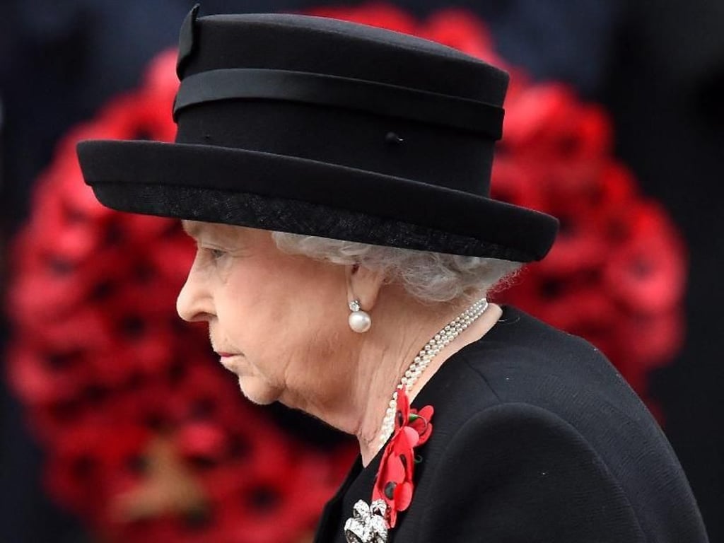 Königin Elizabeth II. gedenkt der Kriegsgefallenen. Foto: Facundo Arrizabalaga