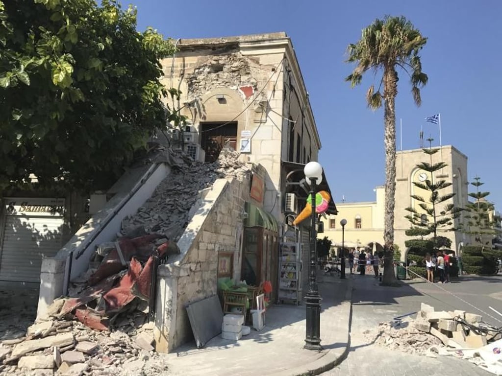 Trümmer an einer beschädigten Moschee: Auf Kos stürzten auch die Minarette von zwei alten Moscheen ein. Foto: Michael Probst