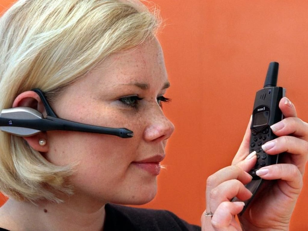 Auf der CeBIT 2000 in Hannover wird das damals neu eingeführte Bluetooth-Headset des Handy-Herstellers Ericsson vorgestellt. Foto: Rainer Jensen
