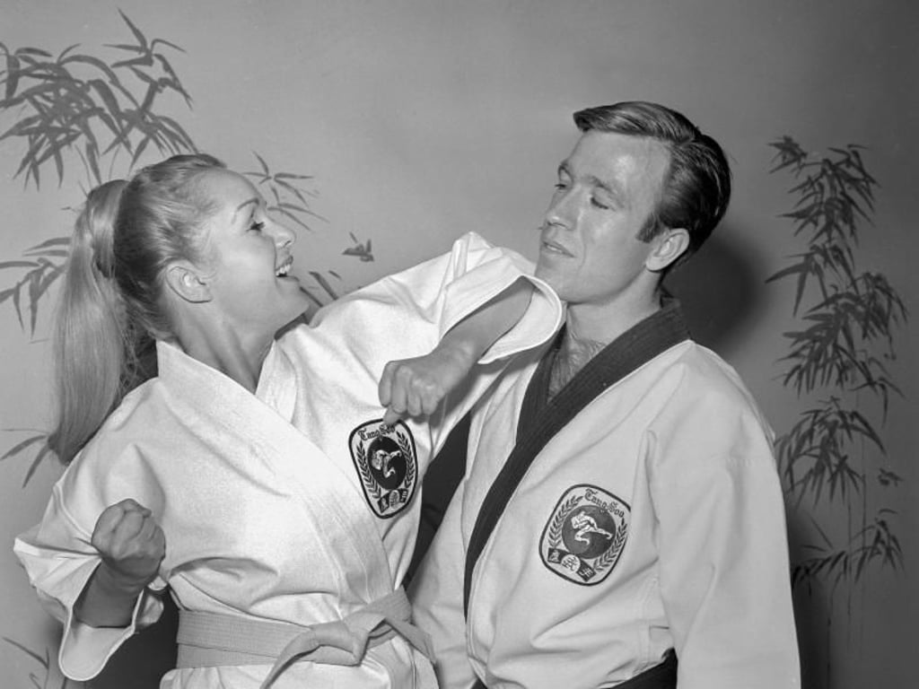 Debbie Reynolds (l. mit dem Schauspieler Chuck Norris in Las Vegas 1967. Foto: Las Vegas New Bureau Handout