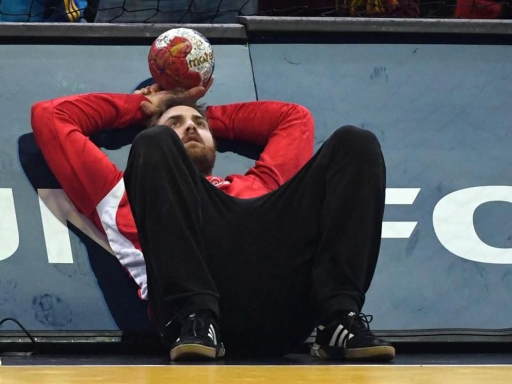 DHB-Torhüter Andreas Wolff lehnt nach dem verlorenen Achtelfinal-Spiel gegen Katar an der Bande. Foto: Marijan Murat