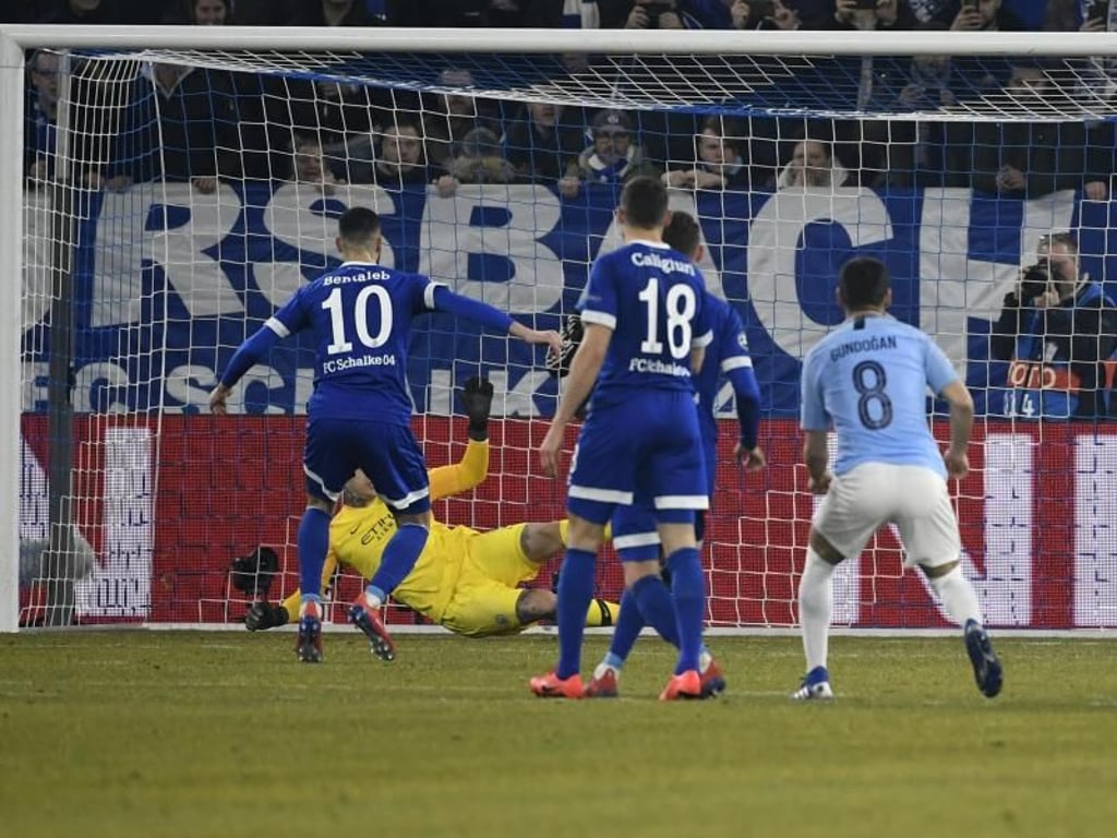 Schalkes Nabil Bentaleb (l/10) erzielt per Elfmeter das Tor zum 1:1 und lässt Manchesters Torwart Ederson (hinten) keine Chance. Foto: Ina Fassbender
