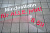 Mit einem abwaschbaren Graffiti «Mindestlohn für alle, jetzt! 8,50» wirbt der DGB Region Saar am 31.03.2014 in Saarbrücken (Saarland) auf dem Gustav-Regler-Platz für einen flächendeckenden Mindestlohn von 8,50 Euro. Foto: Oliver Dietze/dpa (zu dpaam 08.02.2015) +++(c) dpa - Bildfunk+++