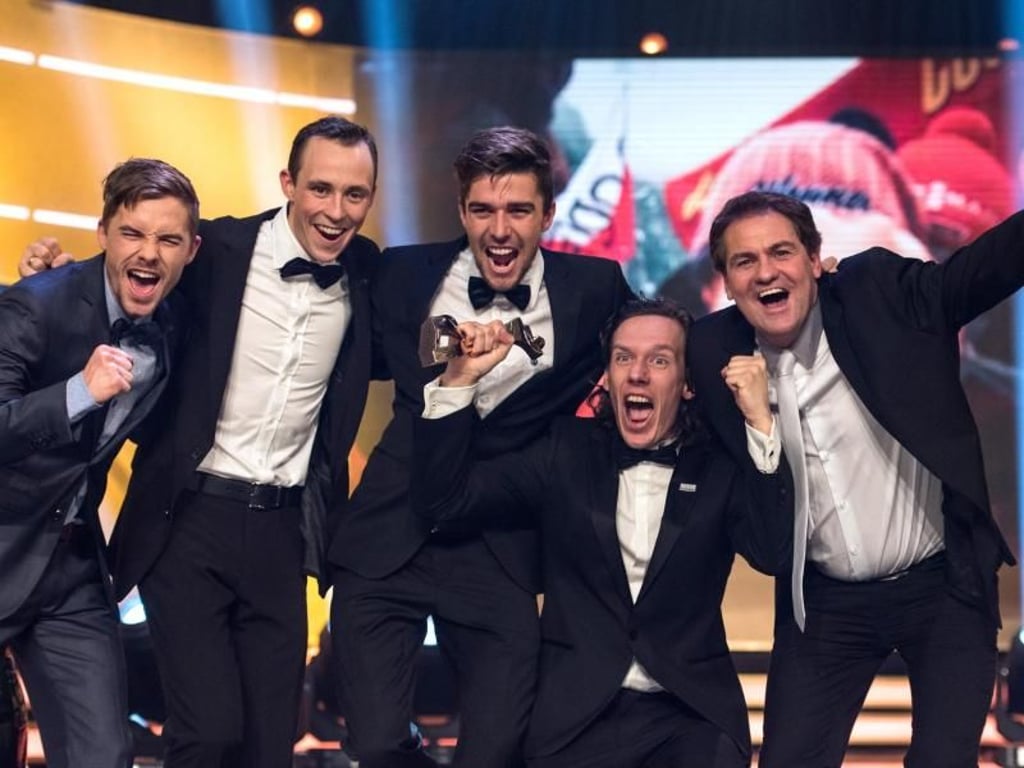Die Kombinierer Fabian Rießle, Eric Frenzel, Johannes Rydcek, Tino Edelmann und Trainer Hermann Weinbuch (l-r) jubeln. Foto: Patrick Seeger
