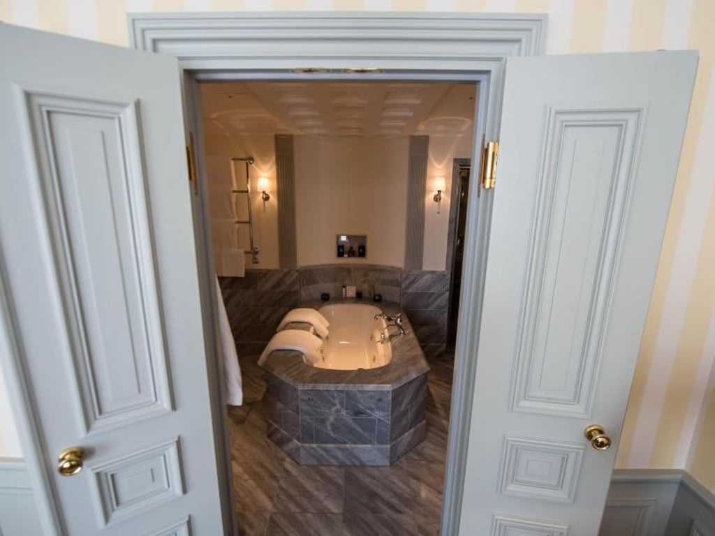 Großzügig bemessen: Das Bad in der Präsidentensuite. Foto: Tim Brakemeier