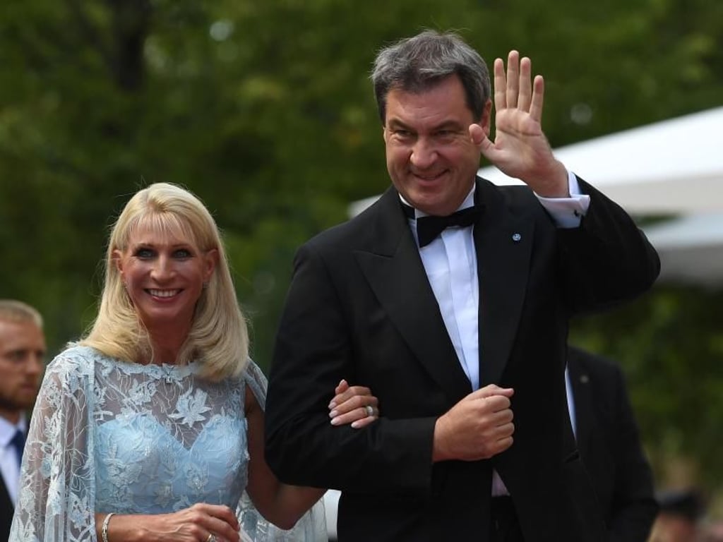 Markus Söder, Ministerpräsident von Bayern, und seine Frau Karin vor der Premiere in Bayreuth. Foto: Matthias Balk