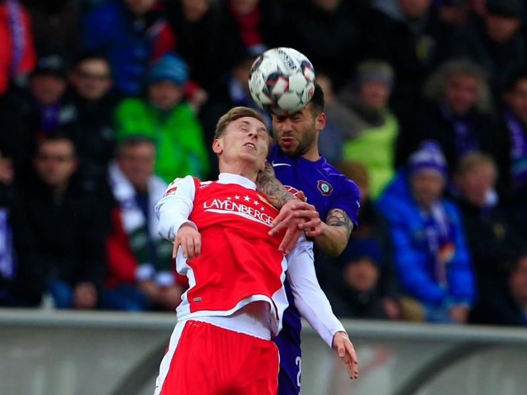 Union-Spieler Joshua Mees (vorne) und Aues Calogero Rizzuto im Kopfballduell. Foto: Daniel Schäfer